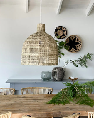 Lampenkap Rami naturel zeegras 50cm van House Doctor, toegepast in een sfeervolle interieursetting
