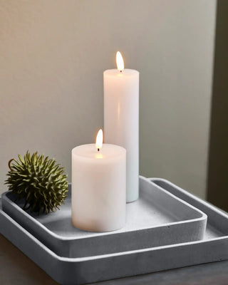 LED kaars wit 7,5x10cm van House Doctor, toegepast in een sfeervolle interieursetting