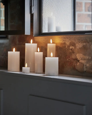 LED kaars wit 7,5x17,5cm van House Doctor, toegepast in een stijlvolle woonkamer