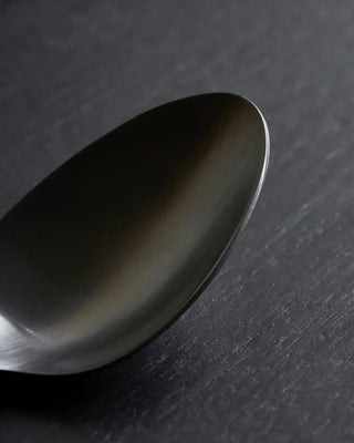 Lepel Lery gunmetal van House Doctor, in een gestileerde detailopstelling