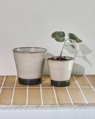 Lima bloempot met schotel beige - set van 2 van House Doctor, toegepast in een sfeervolle interieursetting