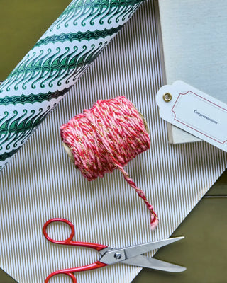 Lint Ribbon Rood 5 meter van House Doctor, toegepast in een sfeervolle interieursetting