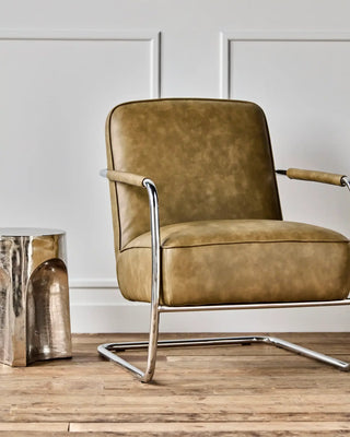 Lounge stoel Comma Kaki 77cm van House Doctor, toegepast in een sfeervolle interieursetting
