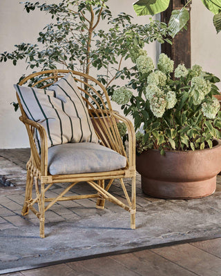 Lounge stoel Cosy naturel 85cm van House Doctor, toegepast in een sfeervolle interieursetting