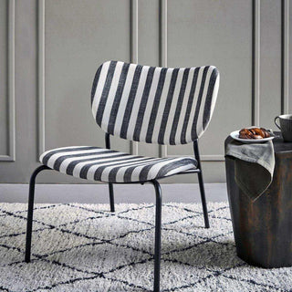Lounge stoel Longa Off white van House Doctor, toegepast in een sfeervolle interieursetting