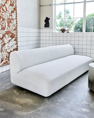 Loungebank Feel grijs 225cm van House Doctor, toegepast in een sfeervolle interieursetting