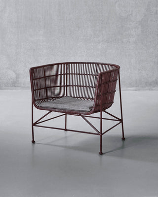 Loungestoel Cuun mulberry 70×70×66 cm van House Doctor, toegepast in een sfeervolle interieursetting