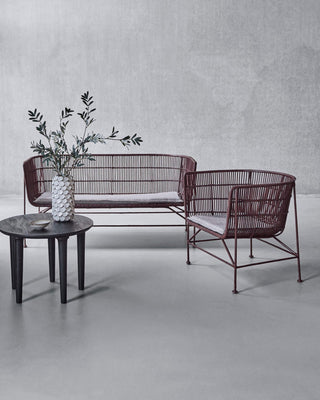Loungestoel Cuun mulberry 70×70×66 cm van House Doctor, toegepast in een ruimtelijke interieursetting