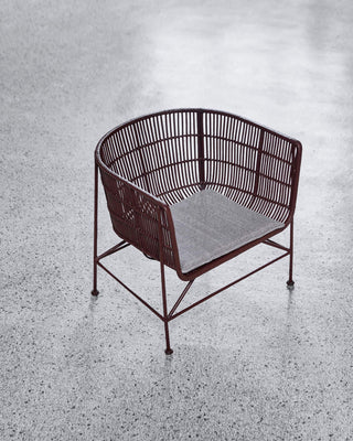 Loungestoel Cuun mulberry 70×70×66 cm van House Doctor, toegepast in een stijlvolle woonkamer
