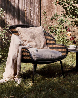 Loungestoel Hapur naturel - outdoor van House Doctor, toegepast in een sfeervolle buitenomgeving