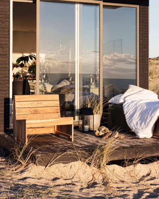 Loungestoel Woodie naturel van House Doctor, toegepast in een sfeervolle interieursetting