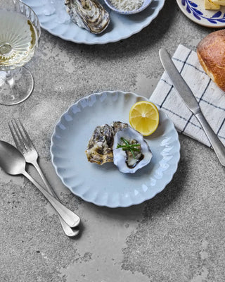 Lunch/taart bord Scallop Lichtblauw 20cm van House Doctor, toegepast in een sfeervolle interieursetting