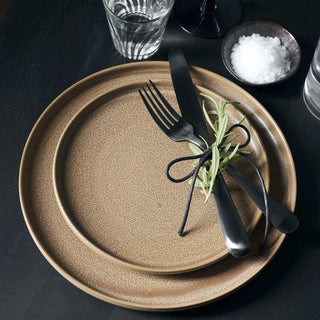 Lunchbord Cara camel 21cm van House Doctor, toegepast in een sfeervolle interieursetting