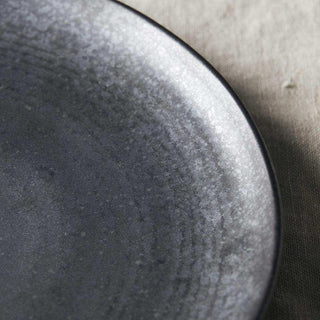 Detail van de gespikkelde keramische afwerking van Lunchbord Pion zwart 21,5cm