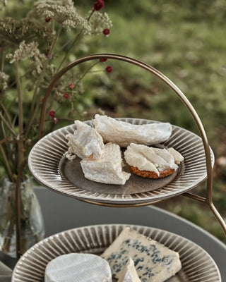Lunchbord Pleat grijsbruin 22cm van House Doctor, toegepast in een sfeervolle interieursetting