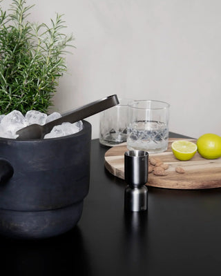 Maatbeker Grunge gunmetal rvs 2/4cl van House Doctor, toegepast in een sfeervolle interieursetting