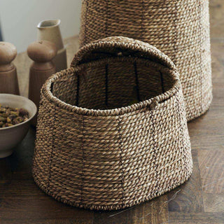 Mand met deksel Rama naturel 25cm van House Doctor, toegepast in een sfeervolle interieursetting