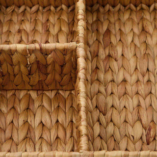 Natuurlijke rieten opbergmand met gevlochten patroon en ruwe textuur, ideaal voor woonkamer of badkamer