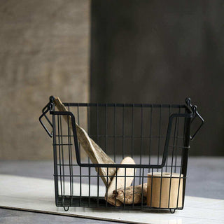 Zwart metalen mandje met houten stukken en kaars, modern woonaccessoire
