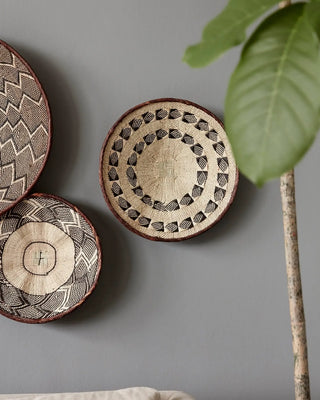 Mand Tonga natuur palmblad 38cm van House Doctor, toegepast in een sfeervolle interieursetting