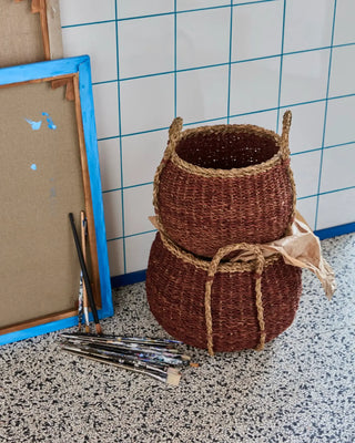 Manden Rangi Bruin 30cm - Set van 2 van House Doctor, toegepast in een sfeervolle interieursetting