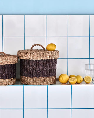 Manden Rangi Pruim Zeegras 18cm - Set van 2 van House Doctor, toegepast in een sfeervolle interieursetting