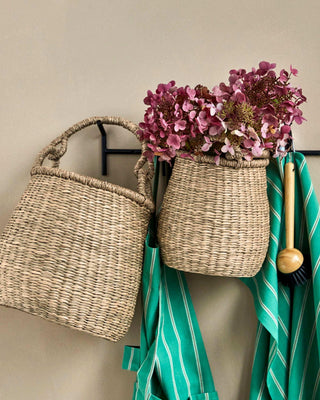 Manden set Cesta naturel 28cm van House Doctor, toegepast in een sfeervolle interieursetting