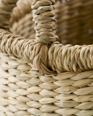 Manden set Cesta naturel 45cm van House Doctor, toegepast in een sfeervolle interieursetting