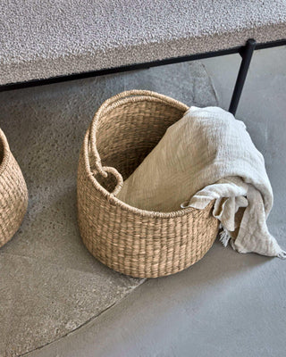 Manden set Cesta naturel 45cm van House Doctor, toegepast in een stijlvolle woonkamer