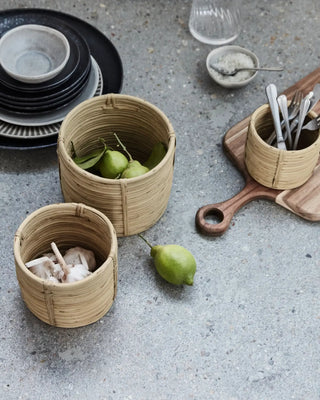Manden set Linder naturel 18cm - 3 stuks van House Doctor, toegepast in een sfeervolle interieursetting