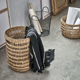 Manden set Ramla naturel 50cm van House Doctor, toegepast in een sfeervolle interieursetting
