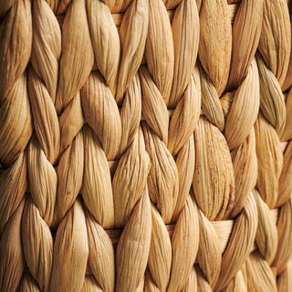 Natuurlijke gevlochten rieten mand met warme beige tinten en fijne textuur voor woondecoratie