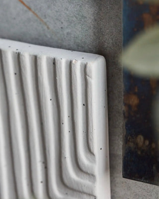 Maybe wandtegel gebroken wit 15x15cm van House Doctor, in een gestileerde detailopstelling