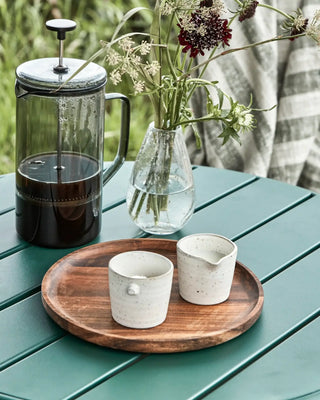 Melk en suikerset Pion grijs wit van House Doctor, toegepast in een sfeervolle interieursetting
