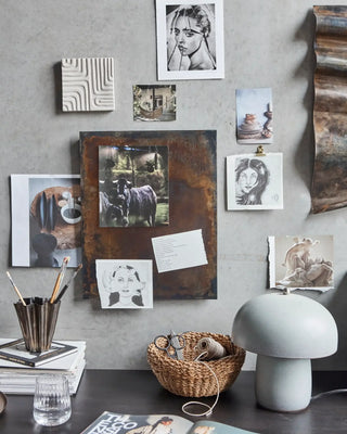 Memobord Nema antiekbruin metaal 40x50cm van House Doctor, toegepast in een sfeervolle interieursetting