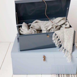 Metalen koffer set Metal blauw - 2 stuks van House Doctor, toegepast in een sfeervolle interieursetting
