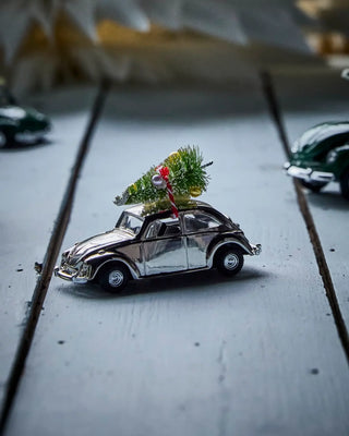 Mini kerstauto zilver met boomdecoratie van House Doctor, toegepast in een sfeervolle interieursetting