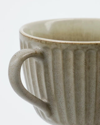Mok Pleat grijsbruin 7cm van House Doctor, van dichtbij met materiaal en afwerking zichtbaar