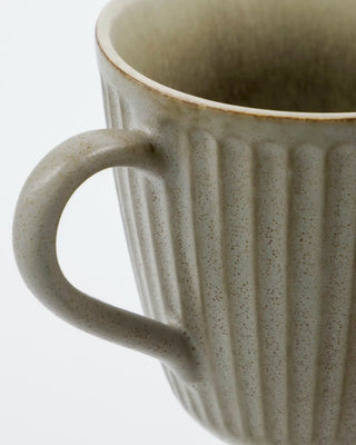 Mok Pleat grijsbruin 9cm van House Doctor, van dichtbij met materiaal en afwerking zichtbaar