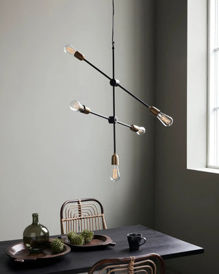Molecular hanglamp zwart messing 78cm van House Doctor, toegepast in een sfeervolle interieursetting