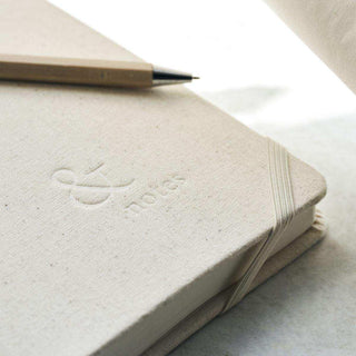 Notitieboek Journal beige A4 van House Doctor, van dichtbij met materiaal en textuur zichtbaar