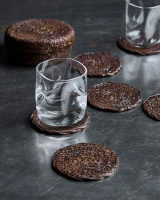 Onderzetters Coaster chocolate Ø10 cm set van 6 van House Doctor, toegepast in een sfeervolle interieursetting
