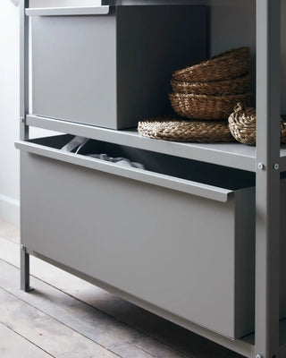 Opbergbak voor voor stellingkast Rack 30x78cm van House Doctor, toegepast in een sfeervolle interieursetting
