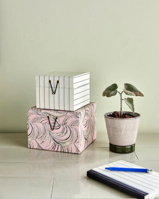 Opbergdozen Keep in roze - set van 2 van House Doctor, toegepast in een sfeervolle interieursetting