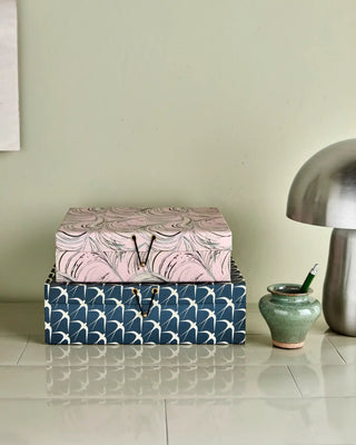 Opbergdozen Keep roze / blauw - set van 2 van House Doctor, toegepast in een sfeervolle interieursetting
