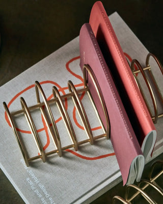Organizer Pampi goudkleurig metaal 16cm van House Doctor, toegepast in een sfeervolle interieursetting
