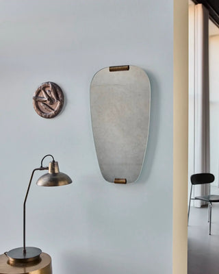 Ovale spiegel met gouden clips 32x58cm van House Doctor, toegepast in een sfeervolle interieursetting