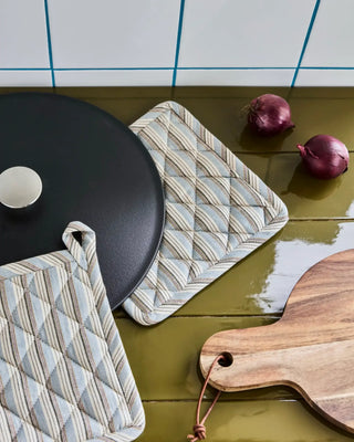Pannenlappen Chef Blauw Zand 22.5cm van House Doctor, toegepast in een sfeervolle interieursetting