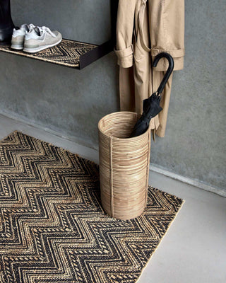Paraplu mand Bella naturel 50cm van House Doctor, toegepast in een sfeervolle interieursetting
