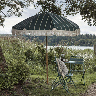 Parasol Block groen 190cm van House Doctor, toegepast in een sfeervolle buitenomgeving